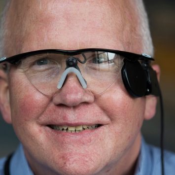 Ojo biónico le regresa la vista a un hombre después de 30 años de ceguera