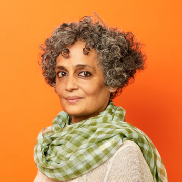 Arundhati Roy y las crisis de la actualidad.